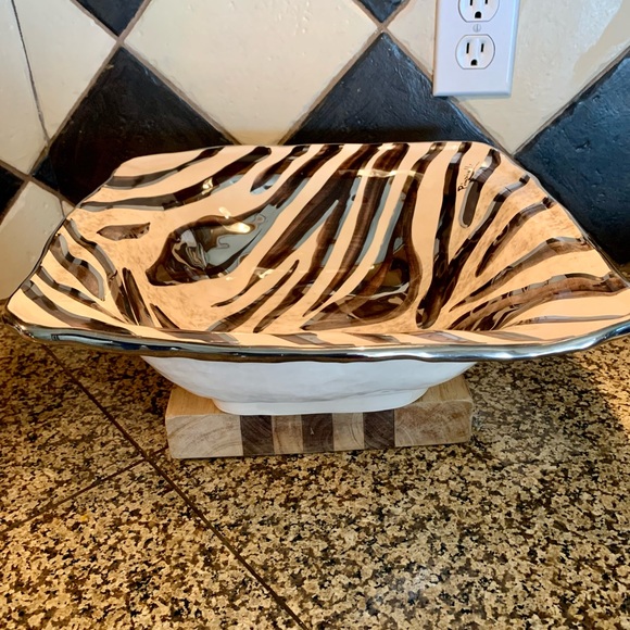 NEW NEVER USED -MADE IN ITALY❤️BEAUTIFUL SERVING BOWL HAND SIGNED. - Picture 1 of 4